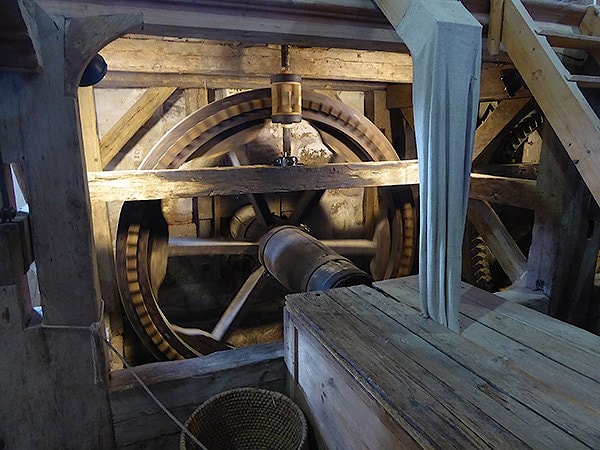 Водяная мельница внутри - деревянные колеса вращают жернова...