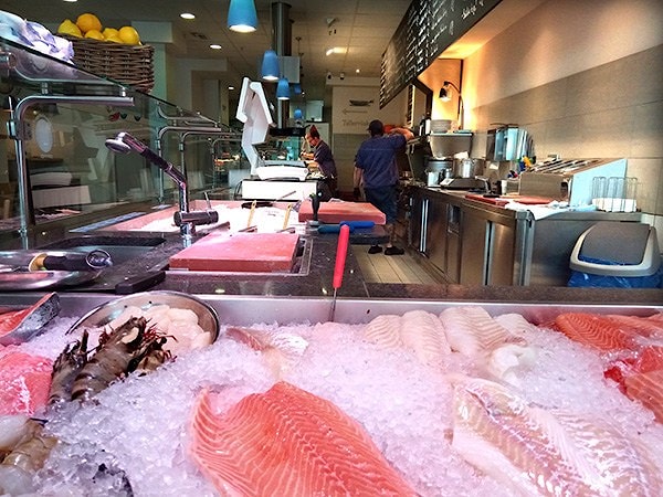Рыбный ресторанчик Fish Meyerсочетает изысканность блюд приличного ресторана и цены фастфуда.