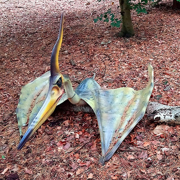 Птеранодон, присевший на кучку осенних листьев