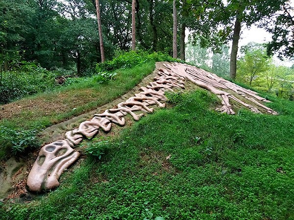 Познавательно-игровая площадка для детей, где можно "откопать" своего динозавра