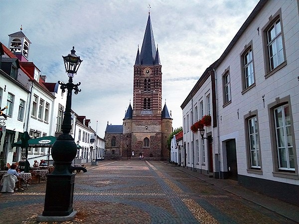 Sint-Michaëlskerk, церковь Святого Михаила (также известная как церковь Торнская или аббатская церквь в Торне) некогда являлась церковью бенедиктинского аббатства для благородных дам в Торне. Сегодня церковь входит в «Топ-100 Агентства национального наследия».