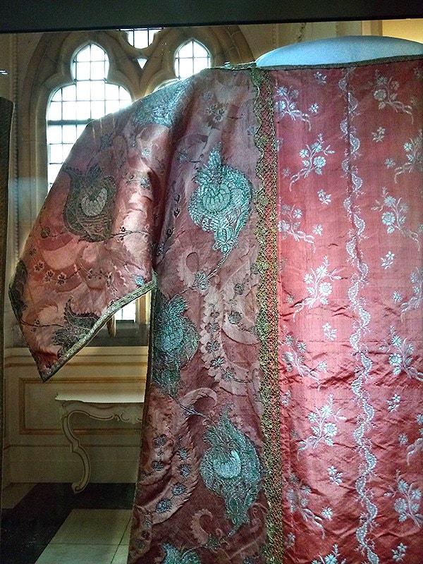 А какое одеяние было у аббатисы - даже для наших времён это настоящее произведение искусства!