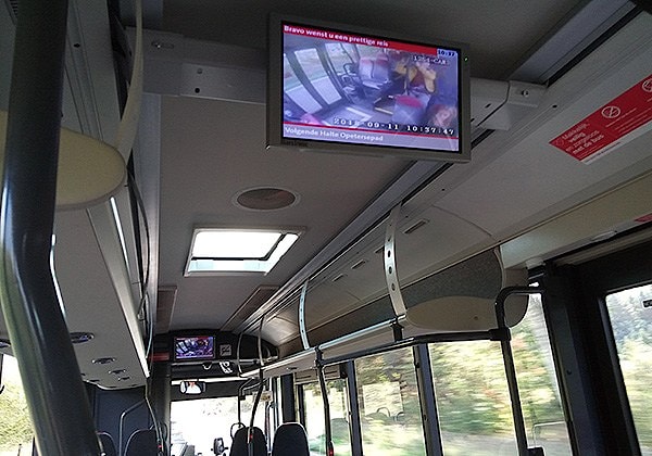 В каждом автобусе раз в пару минут на экране демонстрируется видео его интерьера, на кадрах которого можно радостно увидеть себя