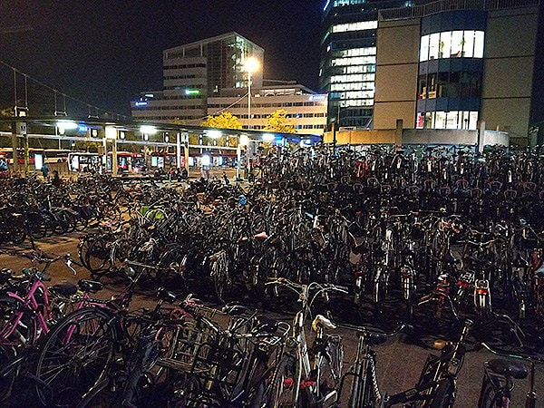 Тысячи велосипедов запаркованы на ночь возле вокзала в Эйндховене
