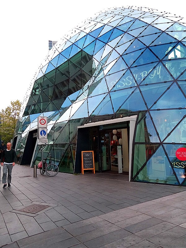 Знаменитый Blob – торговый центр в виде стеклянной капли, спроектированный итальянцем Массимилиано Фуксасом