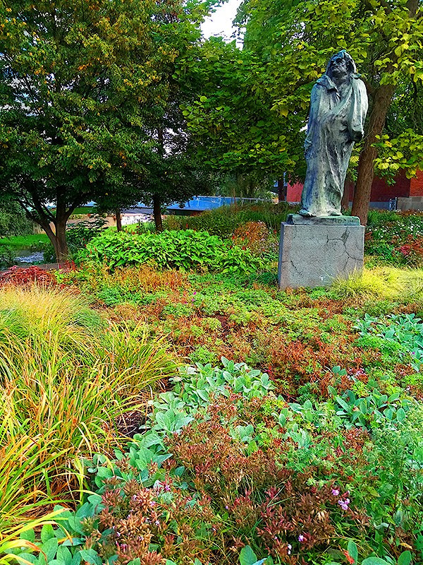 Перед музеем Ван Аббе стоит статуя Оноре де Бальзака работы Родена. Прямо через дорогу - парк Анны Франк