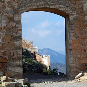 Древняя гигантская крепость в испанском городке Сагунто   