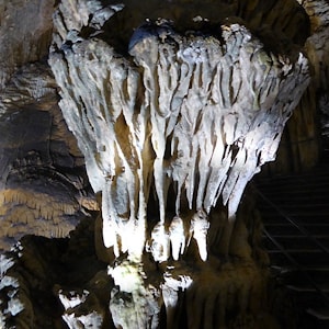 Арта: пещерная жизнь над лазурным обрывом  