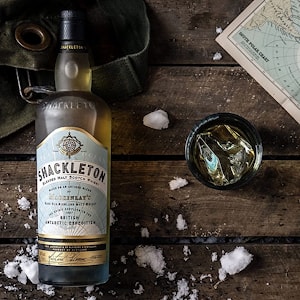 Фантастический шотландский виски Shackleton Mackinlays Blended Malt Scotch, испытавший на себе столетнее одиночное заточение в вечной мерзлоте,   