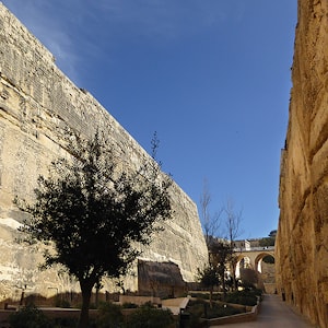 Валетта: квест вдоль подножия городских стен у самого Средиземного моря  